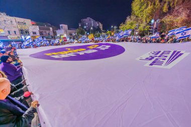 Hayfa, İsrail - 4 Ocak 2025: Kalabalık üyeleri birlikte büyük bir duruş sergiliyor, yasaklandı, metinle: Evet, anlaştık, evet barış. Hayfa, İsrail 'de düzenlenen protesto mitinginin bir parçası.