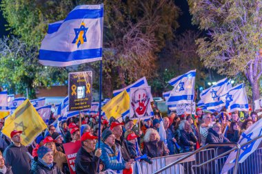 Hayfa, İsrail - 4 Ocak 2025: Çeşitli tabela ve bayraklara sahip bir kalabalık, yeni seçim ve rehine anlaşması çağrısında bulunan bir protesto mitingine katıldı. Hayfa, İsrail