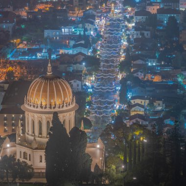 Hayfa, İsrail - 26 Aralık 2024: Şehir merkezinden akşam manzarası, Alman Kolonisi, Noel ağacı, Hayfa, İsrail 'deki dekore edilmiş kiliseler, Bahai Tapınağı, Tatil Bayramı manzarası