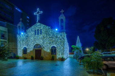 Hayfa, İsrail - 30 Aralık 2024: İsrail 'in Hayfa kentindeki Yunan katolik St. Elijah Katedrali' nin (St. Elias Greek-Melkite, Mar-Elias) Noel ağacı ve tatil süslemeleriyle manzarası