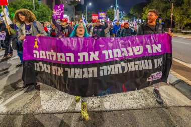 Hayfa, İsrail - 11 Ocak 2025: İnsanlar çeşitli işaretler ve bayraklarla birlikte bir protesto yürüyüşüne katılarak savaşın sona ermesi, rehine anlaşması ve yeni seçimler çağrısında bulundular. Hayfa, İsrail