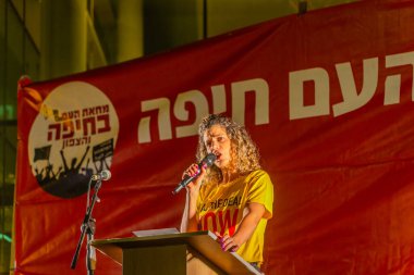 Hayfa, İsrail - 11 Ocak 2025: Protesto lideri Rotem Perelman - Farhi, savaşın sona ermesi, rehine anlaşması ve yeni seçimler için düzenlenen protesto mitinginin bir parçası olarak kalabalığa sesleniyor. Hayfa, İsrail