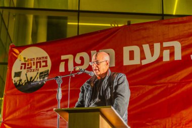 Hayfa, İsrail - 11 Ocak 2025: Eylemci Yair Aloni, savaşı bitirme, rehine anlaşması ve yeni seçimler çağrısında bulunan bir protesto mitinginde kalabalığa seslendi. Hayfa, İsrail