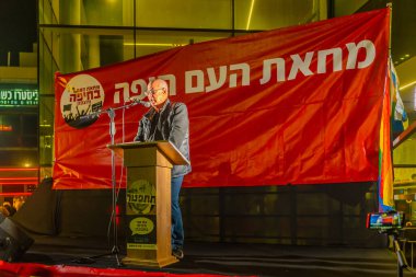 Hayfa, İsrail - 11 Ocak 2025: Eylemci Yair Aloni, savaşı bitirme, rehine anlaşması ve yeni seçimler çağrısında bulunan bir protesto mitinginde kalabalığa seslendi. Hayfa, İsrail