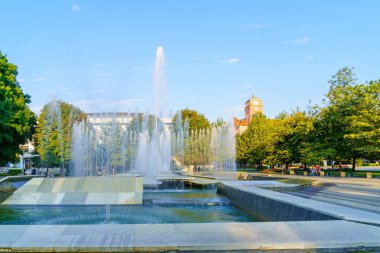 Pleven, Bulgaristan - 16 Eylül 2023: Bulgaristan 'ın Pleven kentinde çeşmeler, yerliler ve ziyaretçilerle ana meydanın manzarası