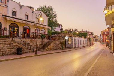 Veliko Tarnovo, Bulgaristan - 24 Eylül 2023: Bulgaristan 'ın Veliko Tarnovo kentinde bir caddenin gün doğumu manzarası