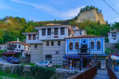 Melnik, Bulgaristan - 27 Eylül 2023: Bulgaristan 'ın güneyindeki Melnik, Pirin Dağları' nda tipik binalara sahip bir caddenin görüntüsü