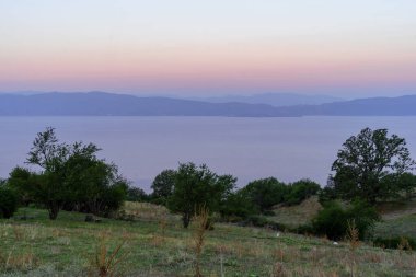 Kuzey Makedonya 'daki Ohri Gölü' nün gün doğumu manzarası