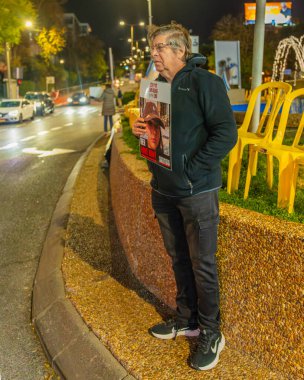 Hayfa, İsrail - 21 Ocak 2025: Tabela ve bayraklı insanlar, her gün hükümete karşı düzenlenen bir protesto gösterisinde, rehine anlaşmasının Hayfa, İsrail 'de tamamlanması yönünde çağrıda bulundular