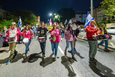 Hayfa, İsrail - 25 Ocak 2025: İnsanlar savaşın sona ermesi, rehine anlaşmasının tamamlanması ve yeni seçimler çağrısında bulunan bir protesto yürüyüşüne katılıyor. Hayfa, İsrail