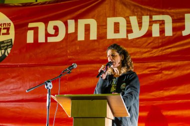 Hayfa, İsrail - 25 Ocak 2025: Protesto lideri Rotem Perelman - Farhi kalabalığa hitaben yaptığı konuşmada, savaşı sona erdirme, rehine anlaşmasının tamamlanması ve yeni seçimler çağrısında bulundu. Hayfa, İsrail