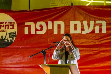 Hayfa, İsrail - 25 Ocak 2025: MK Naama Lazimi, savaşın sona ermesi, rehine anlaşmasının tamamlanması ve yeni seçimler çağrısında bulunan bir protesto mitinginde kalabalığa seslendi. Hayfa, İsrail