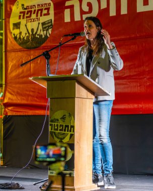 Hayfa, İsrail - 25 Ocak 2025: MK Naama Lazimi, savaşın sona ermesi, rehine anlaşmasının tamamlanması ve yeni seçimler çağrısında bulunan bir protesto mitinginde kalabalığa seslendi. Hayfa, İsrail
