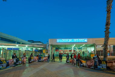 Hayfa, İsrail - 29 Ocak 2025: Rehine posterleri tutan insanlar zinciri, metin: Beni geride bırakmayın, Hof Carmel tren istasyonu, Hayfa, İsrail