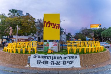 Hayfa, İsrail - 3 Şubat 2025: Rehineleri destekleyen sembolik sarı sandalyelerin gösterimi ve gösterimi, anlaşmanın Hayfa, İsrail 'de tamamlanması yönünde çağrıda bulundu