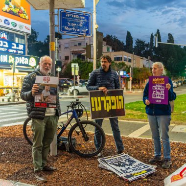 Hayfa, İsrail - 3 Şubat 2025: Tabela ve bayraklı insanların günlük protesto gösterileri, rehineleri desteklemek ve anlaşmanın Hayfa, İsrail 'de tamamlanması yönünde çağrıda bulunmaları