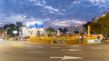 Hayfa, İsrail - 3 Şubat 2025: Tabela ve bayraklı insanların günlük protesto gösterileri, rehineleri desteklemek ve anlaşmanın Hayfa, İsrail 'de tamamlanması yönünde çağrıda bulunmaları