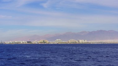 Akabe Körfezi manzarası, Eilat, Güney İsrail 'de otel gökdelenleri.