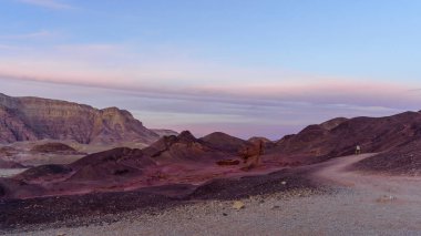 Güney İsrail 'deki Timna çöl parkındaki kaya oluşumları ve manzaranın günbatımı manzarası