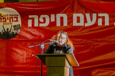 Hayfa, İsrail - 15 Şubat 2025: Protesto lideri Gali Eshet Bazak kalabalığa hitaben yaptığı konuşmada, savaşı sona erdirme, rehine anlaşmasının tamamlanması ve yeni seçimler çağrısında bulundu. Hayfa, İsrail