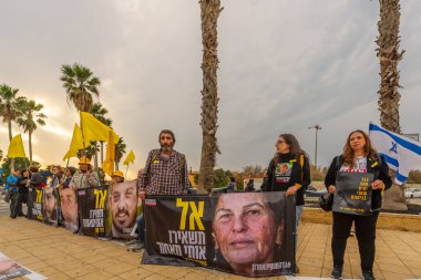 Hayfa, İsrail - 17 Şubat 2025: Gözü bağlı ve bağlanmış bir rehinenin sembolik gösterisi, 500 günlük Hamas esaret protestosu, anlaşmanın Hayfa, İsrail 'de tamamlanması yönünde çağrıda bulundu