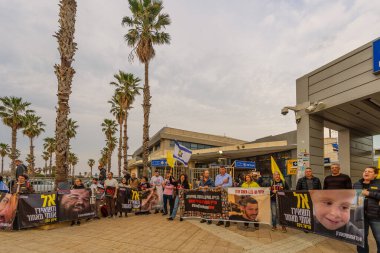 Hayfa, İsrail - 17 Şubat 2025: Gözü bağlı ve bağlanmış bir rehinenin sembolik gösterisi, 500 günlük Hamas esaret protestosu, anlaşmanın Hayfa, İsrail 'de tamamlanması yönünde çağrıda bulundu