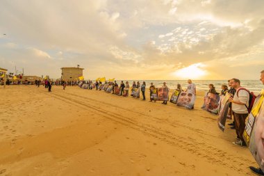 Hayfa, İsrail - 17 Şubat 2025: Hamas esaretinde 500 günlük rehine zinciri, metin: Beni gün batımında, Hayfa, İsrail sahilinde bırakmayın