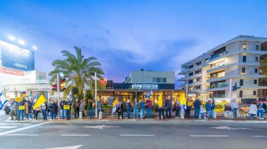 Hayfa, İsrail - 17 Şubat 2025: Tabela ve bayraklı insanların sahnesi, 500 günlük Hamas esaret protestosu, anlaşmanın Hayfa, İsrail 'de tamamlanması çağrısı