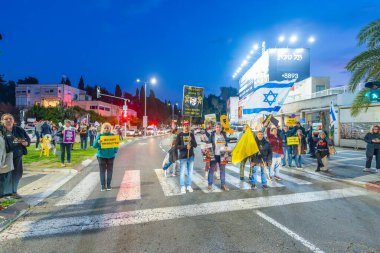 Hayfa, İsrail - 17 Şubat 2025: Tabela ve bayraklı insanların sahnesi, 500 günlük Hamas esaret protestosu, anlaşmanın Hayfa, İsrail 'de tamamlanması çağrısı