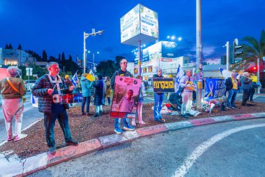 Hayfa, İsrail - 17 Şubat 2025: Tabela ve bayraklı insanların sahnesi, 500 günlük Hamas esaret protestosu, anlaşmanın Hayfa, İsrail 'de tamamlanması çağrısı