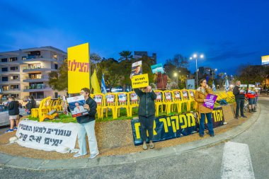 Hayfa, İsrail - 17 Şubat 2025: Tabela ve bayraklı insanların sahnesi, 500 günlük Hamas esaret protestosu, anlaşmanın Hayfa, İsrail 'de tamamlanması çağrısı