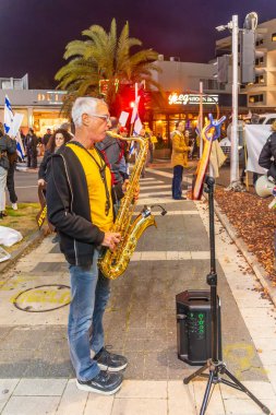 Hayfa, İsrail - 17 Şubat 2025: Tabela ve bayraklı insanların sahnesi, 500 günlük Hamas esaret protestosu, anlaşmanın Hayfa, İsrail 'de tamamlanması çağrısı