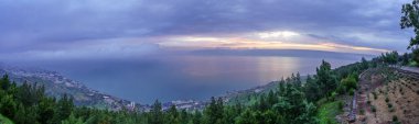 Galilee Denizi 'nin panoramik gündoğumu manzarası, batıdan, kuzey İsrail' den izleniyor.