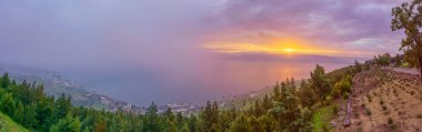 Galilee Denizi 'nin panoramik gündoğumu manzarası, batıdan, kuzey İsrail' den izleniyor.