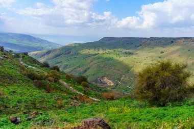 Golan Tepeleri manzarası, arka planda Celile Denizi, bir kış günü. Kuzey İsrail