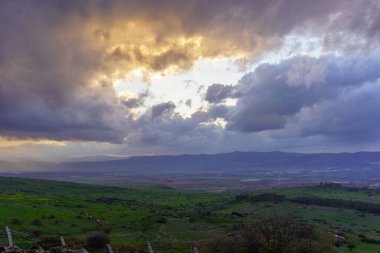 Kış günü, Golan Tepelerinden Hula Vadisi 'ne doğru gün batımı manzarası. Kuzey İsrail