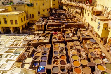 Fes, Fas - 31 Mart 2023: Çeşitli renkler ve işçilerle dolu deri tabakhanenin görüntüsü. Fas 'tan.