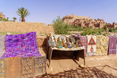 Ait Benhaddou, Fas - 4 Nisan 2023: Tipik ürünlerle birlikte Fas 'taki Yüksek Atlas Dağları' ndaki tarihi Ait Benhaddou köyünde alışveriş sahnesi