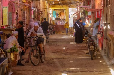 Rissani, Fas - 2 Nisan 2023: Market sahnesi, satıcılar, müşteriler ve ışık demetleriyle Rissani, Sahra Çölü, Fas
