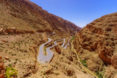 Dades Vadisi 'nde, Orta Fas' taki Yüksek Atlas Dağları 'nda bir dağ geçidinin üzerinde virajlı bir yol görülüyor.