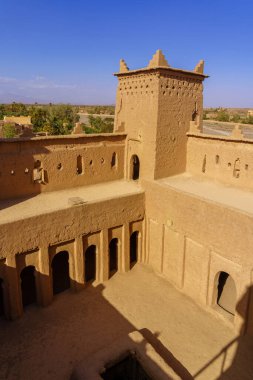 Skoura, Fas 'taki çeşitli çamur binalarıyla tarihi eski Kasbah manzarası.