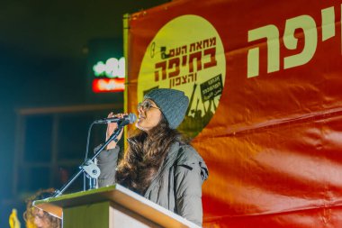 Hayfa, İsrail - 22 Şubat 2025: Şarkıcı Michal Golan, savaşın sona ermesi, rehine anlaşmasının tamamlanması ve yeni seçimler için düzenlenen protesto mitinginin bir parçası olarak kalabalığa şarkı söyledi. Hayfa, İsrail