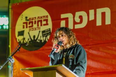 Hayfa, İsrail - 22 Şubat 2025: Protesto lideri Rotem Perelman - Farhi kalabalığa hitaben yaptığı konuşmada, savaşı sona erdirme, rehine anlaşmasının tamamlanması ve yeni seçimler çağrısında bulundu. Hayfa, İsrail