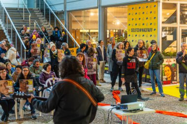 Hayfa, İsrail - 27 Şubat 2025: Rehine posterleri ve diğer işaretlerle dolu kalabalık, rehineler Hayfa, İsrail 'in destek toplantısına katıldı