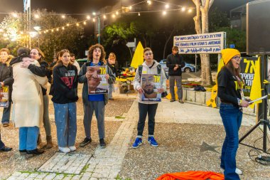 Hayfa, İsrail - 27 Şubat 2025: Rehine posterleri ve diğer işaretlerle dolu kalabalık, rehineler Hayfa, İsrail 'in destek toplantısına katıldı