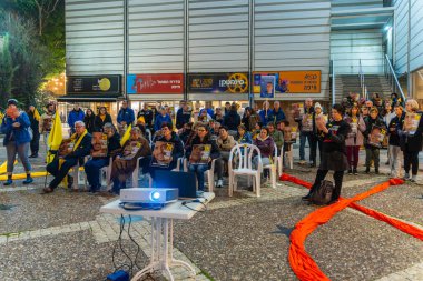 Hayfa, İsrail - 27 Şubat 2025: Rehine posterleri ve diğer işaretlerle dolu kalabalık, rehineler Hayfa, İsrail 'in destek toplantısına katıldı