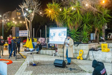 Hayfa, İsrail - 27 Şubat 2025: Serbest bırakılan rehine Sagui Dekel-Chen 'in teyzesi Rinat Dekel Keinan, İsrail' deki Hayfa, Hayfa adlı rehine derneğinde kalabalığa sesleniyor.