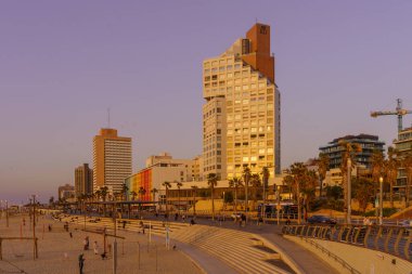 Tel Aviv, İsrail - 26 Şubat 2025: Bir kış günü, Tel-Aviv, İsrail 'de şehir silueti ile günbatımı sahnesi