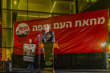 Hayfa, İsrail - 01 Mart 2025: Hamas tarafından öldürülen Oded Lifshitz 'in yeğeni Gadi Amihai, bir protesto mitinginde kalabalığa konuştu. Hayfa, İsrail