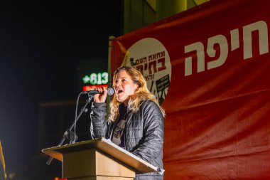 Hayfa, İsrail - 01 Mart 2025: Ayelet Feller Maimon, savaşı sona erdirme, rehine anlaşmasının tamamlanması ve yeni seçimler çağrısında bulunan bir protesto mitinginde kalabalığa seslendi. Hayfa, İsrail